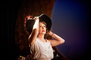 Anna Hultin i pjäsen Är det hett här.