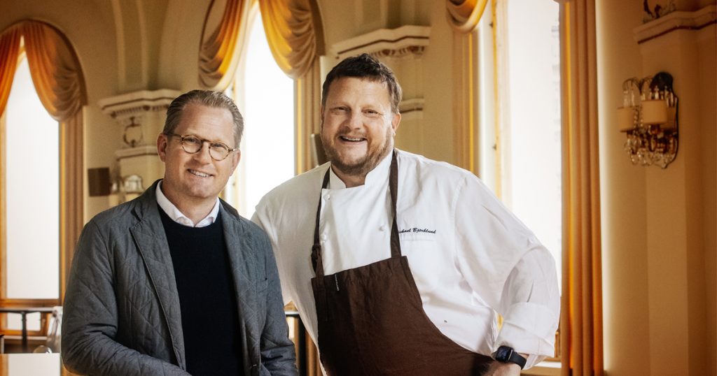 Michael Björklund tillsammans med teaterchef Joachim Thibblin i publikfoajén
