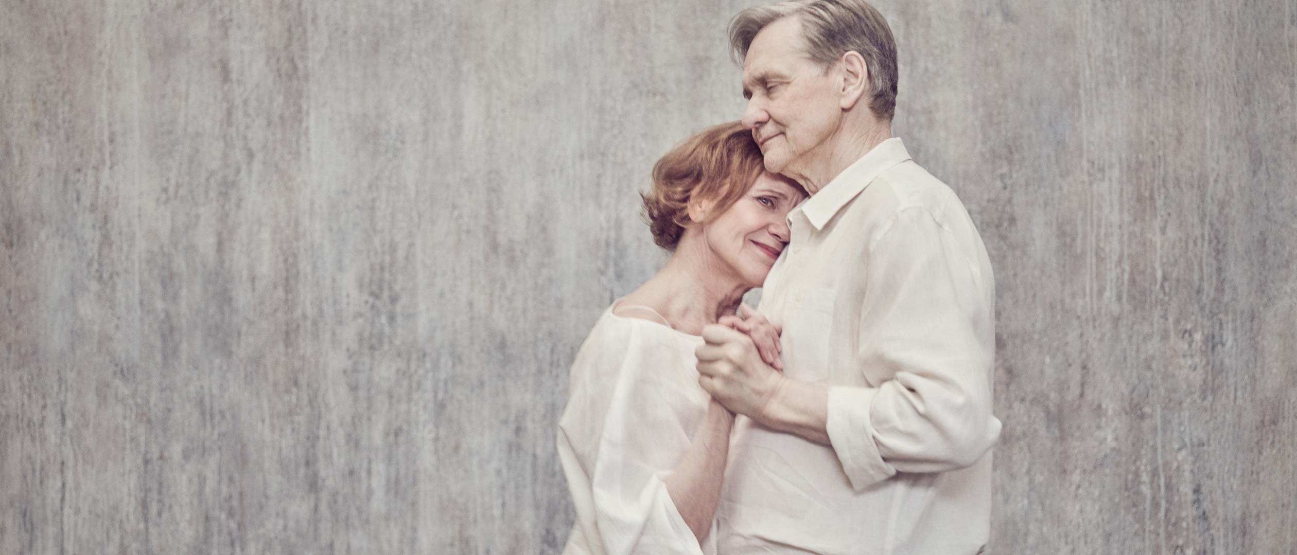 Asko Sarkola och Ylva Ekblad dansar stillsamt.