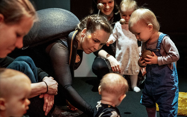 Teater för ett- till tvååringar i en fantasifull värld