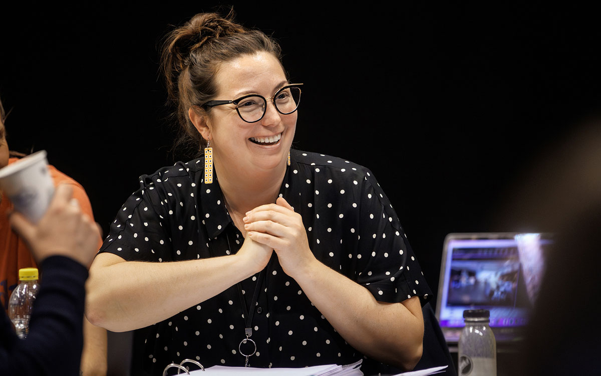 Näyttämöpäällikkö Lina Jonasson pitää teatterilavan langat käsissään