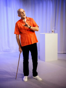 Mikael Andersson klädd i en orange skjorta.