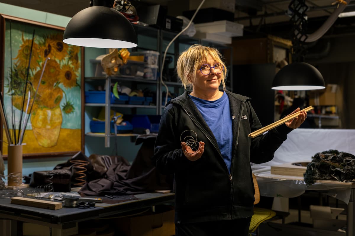 Attributmakare Milla Hietanen skapar djup i berättelserna genom föremålen hon tillverkar