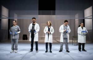 Skådespelare i läkarrockar