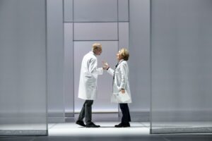 Miiko Toiviainen i rollen som Hardiman och Anna Hultin som Ruth Wolff