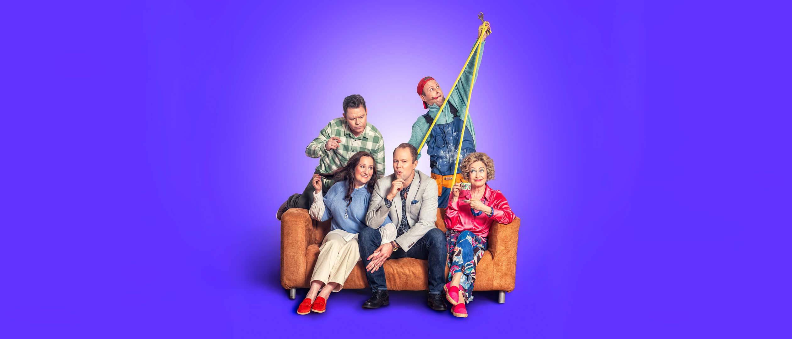 Tre personer sitter på en soffa och ser finurliga ut. Bakom står en man som ser funderasam ut och en annan man med ett måttband som han sträcker ut. Bakgrunden är lila och bilden färggrann.